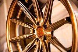 Concaver CVR8 Bronze aluminiumsfælge monteret på bil i en stemningsfuld omgivelse