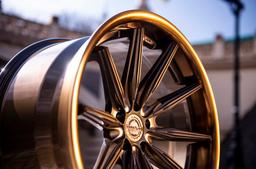 Concaver CVR8 Bronze aluminiumsfælge monteret på bil i en stemningsfuld omgivelse