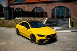 Concaver CVR8 Grå aluminiumsfælge monteret på bil i en stemningsfuld omgivelse