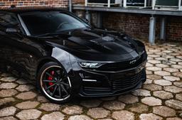 Concaver CVR8 Grå aluminiumsfælge monteret på bil i en stemningsfuld omgivelse