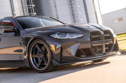 Concaver CVR9 Grå aluminiumfälg monterade på bil i stämnigsfull miljö