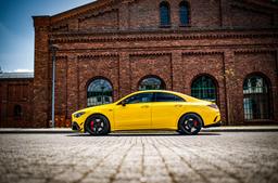 Concaver CVR9 Musta alumiinivanteet asennettuna autoon tunnelmallisessa ympäristössä