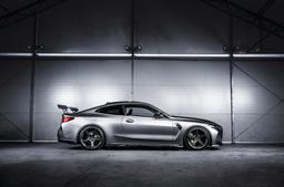 Concaver CVR9 Grå aluminiumsfelger montert på bil i en stemningsfull omgivelse