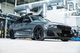 Concaver CVR9 Sort aluminiumsfælge monteret på bil i en stemningsfuld omgivelse