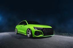 Concaver CVR9 Sølv aluminiumsfelger montert på bil i en stemningsfull omgivelse