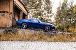 Concaver CVR9 Sølv aluminiumsfelger montert på bil i en stemningsfull omgivelse