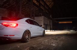 JR Wheels JR11 Pronssi alumiinivanteet asennettuna autoon tunnelmallisessa ympäristössä