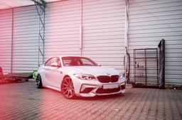 JR Wheels JR11 Grå aluminiumsfælge monteret på bil i en stemningsfuld omgivelse