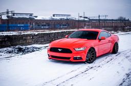 JR Wheels JR11 Brons aluminiumfälg monterade på bil i stämnigsfull miljö