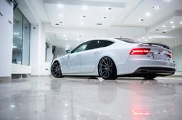 JR Wheels JR11 Harmaa alumiinivanteet asennettuna autoon tunnelmallisessa ympäristössä