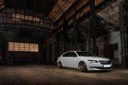 JR Wheels JR11 Pronssi alumiinivanteet asennettuna autoon tunnelmallisessa ympäristössä