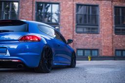 JR Wheels JR11 Sort aluminiumsfælge monteret på bil i en stemningsfuld omgivelse