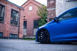 JR Wheels JR11 Sort aluminiumsfælge monteret på bil i en stemningsfuld omgivelse