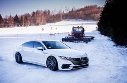 JR Wheels JR11 Grå aluminiumsfælge monteret på bil i en stemningsfuld omgivelse
