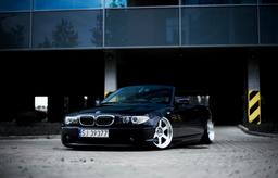 JR Wheels JR12 Hopea alumiinivanteet asennettuna autoon tunnelmallisessa ympäristössä