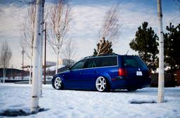 JR Wheels JR12 Hopea alumiinivanteet asennettuna autoon tunnelmallisessa ympäristössä