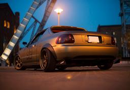 JR Wheels JR12 Pronssi alumiinivanteet asennettuna autoon tunnelmallisessa ympäristössä