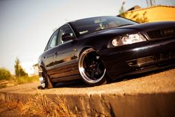 JR Wheels JR12 Musta alumiinivanteet asennettuna autoon tunnelmallisessa ympäristössä