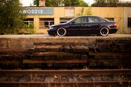 JR Wheels JR12 Svart aluminiumsfelger montert på bil i en stemningsfull omgivelse