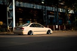 JR Wheels JR12 Sort aluminiumsfælge monteret på bil i en stemningsfuld omgivelse