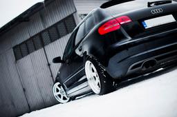 JR Wheels JR12 Hopea alumiinivanteet asennettuna autoon tunnelmallisessa ympäristössä