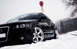 JR Wheels JR12 Hopea alumiinivanteet asennettuna autoon tunnelmallisessa ympäristössä