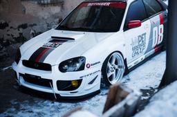 JR Wheels JR15 Sølv aluminiumsfælge monteret på bil i en stemningsfuld omgivelse