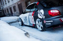 JR Wheels JR15 Hopea alumiinivanteet asennettuna autoon tunnelmallisessa ympäristössä