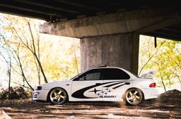 JR Wheels JR15 Hopea alumiinivanteet asennettuna autoon tunnelmallisessa ympäristössä