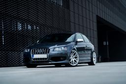 JR Wheels JR18 Hopea alumiinivanteet asennettuna autoon tunnelmallisessa ympäristössä