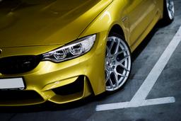 JR Wheels JR18 Hopea alumiinivanteet asennettuna autoon tunnelmallisessa ympäristössä