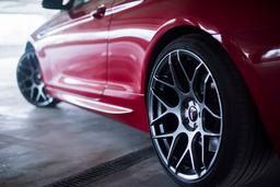 JR Wheels JR18 Grå aluminiumfälg monterade på bil i stämnigsfull miljö