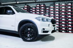 JR Wheels JR18 Sort aluminiumsfælge monteret på bil i en stemningsfuld omgivelse