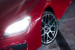 JR Wheels JR18 Grå aluminiumfälg monterade på bil i stämnigsfull miljö