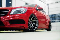JR Wheels JR18 Grå aluminiumfälg monterade på bil i stämnigsfull miljö