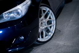 JR Wheels JR18 Hopea alumiinivanteet asennettuna autoon tunnelmallisessa ympäristössä