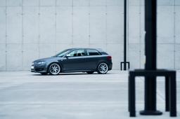 JR Wheels JR18 Hopea alumiinivanteet asennettuna autoon tunnelmallisessa ympäristössä