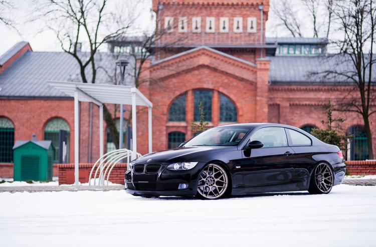 JR Wheels JR18 Bronse aluminiumsfelger montert på bil i en stemningsfull omgivelse