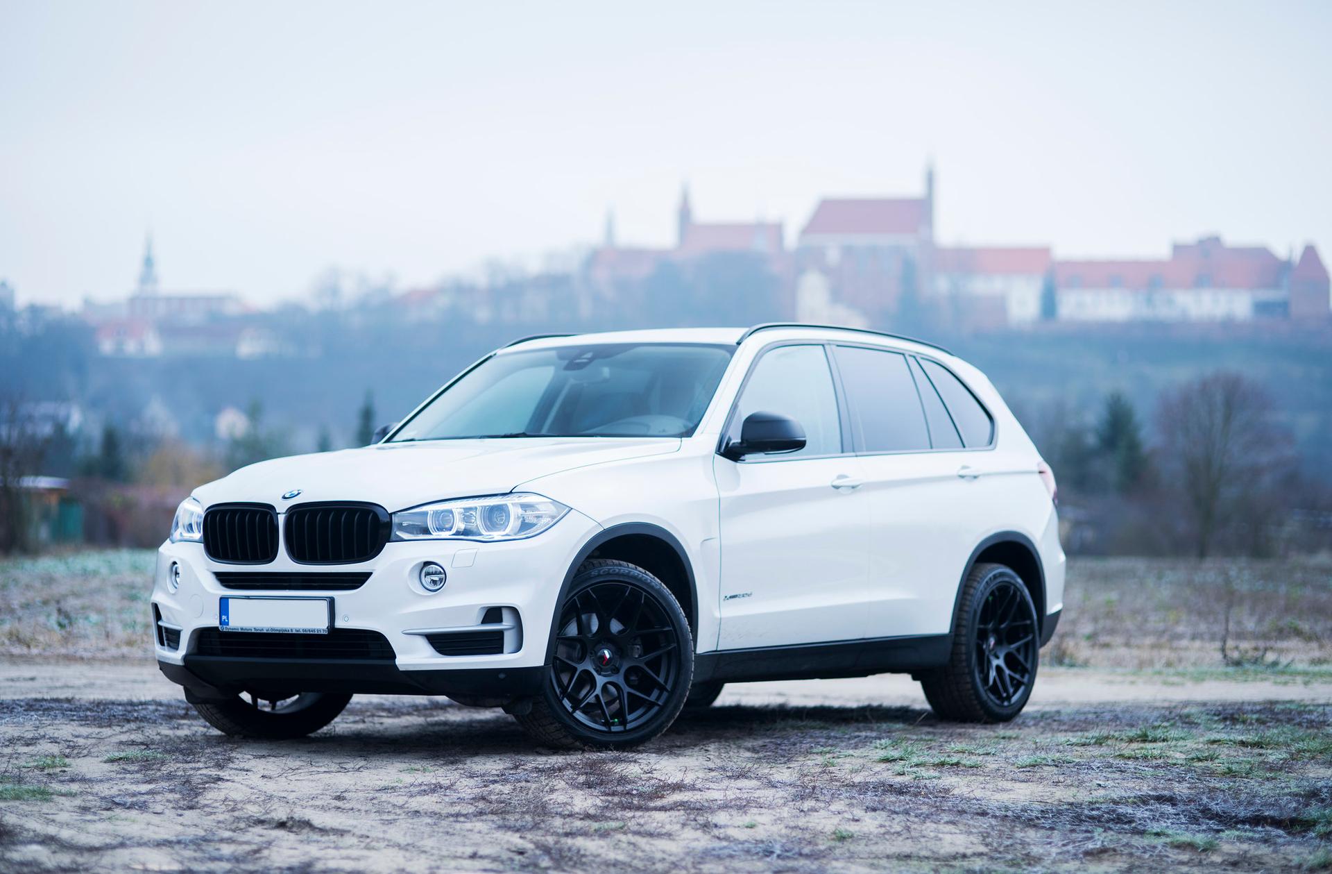 JR Wheels JR18 Grå aluminiumsfelger montert på bil i en stemningsfull omgivelse