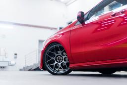 JR Wheels JR18 Grå aluminiumfälg monterade på bil i stämnigsfull miljö