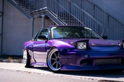 JR Wheels JR19 Grå aluminiumfälg monterade på bil i stämnigsfull miljö