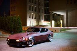 JR Wheels JR19 Grå aluminiumfälg monterade på bil i stämnigsfull miljö