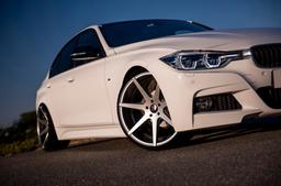 JR Wheels JR20 Grå aluminiumsfælge monteret på bil i en stemningsfuld omgivelse