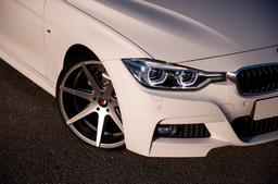 JR Wheels JR20 Grå aluminiumsfælge monteret på bil i en stemningsfuld omgivelse