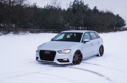 JR Wheels JR20 Pronssi alumiinivanteet asennettuna autoon tunnelmallisessa ympäristössä