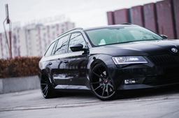 JR Wheels JR21 Svart aluminiumsfelger montert på bil i en stemningsfull omgivelse