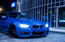 JR Wheels JR21 Svart aluminiumsfelger montert på bil i en stemningsfull omgivelse