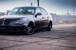 JR Wheels JR21 Musta alumiinivanteet asennettuna autoon tunnelmallisessa ympäristössä