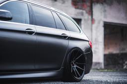 JR Wheels JR21 Svart aluminiumsfelger montert på bil i en stemningsfull omgivelse