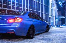 JR Wheels JR21 Sort aluminiumsfælge monteret på bil i en stemningsfuld omgivelse